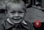 Immagine di Orfani ebraica di Buchenwald lasciando Weimar Weimar in Germania, 1945, secondo 4 filmato di repertorio 65675073866