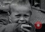 Immagine di Orfani ebraica di Buchenwald lasciando Weimar Weimar in Germania, 1945, secondo 5 filmato di repertorio 65675073866
