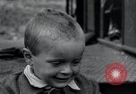 Immagine di Orfani ebraica di Buchenwald lasciando Weimar Weimar in Germania, 1945, secondo 7 filmato di repertorio 65675073866