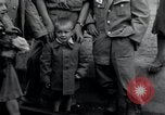 Immagine di Orfani ebraica di Buchenwald lasciando Weimar Weimar in Germania, 1945, secondo 10 filmato di repertorio 65675073866
