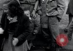 Immagine di Orfani ebraica di Buchenwald lasciando Weimar Weimar in Germania, 1945, secondo 11 filmato di repertorio 65675073866