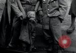 Immagine di Orfani ebraica di Buchenwald lasciando Weimar Weimar in Germania, 1945, secondo 12 filmato di repertorio 65675073866