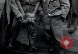 Immagine di Orfani ebraica di Buchenwald lasciando Weimar Weimar in Germania, 1945, secondo 14 filmato di repertorio 65675073866