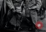Immagine di Orfani ebraica di Buchenwald lasciando Weimar Weimar in Germania, 1945, secondo 15 filmato di repertorio 65675073866
