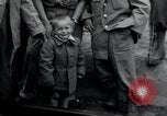 Immagine di Orfani ebraica di Buchenwald lasciando Weimar Weimar in Germania, 1945, secondo 17 filmato di repertorio 65675073866
