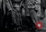 Immagine di Orfani ebraica di Buchenwald lasciando Weimar Weimar in Germania, 1945, secondo 19 filmato di repertorio 65675073866