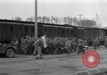 Immagine di Orfani ebraica di Buchenwald lasciando Weimar Weimar in Germania, 1945, secondo 22 filmato di repertorio 65675073866