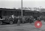 Immagine di Orfani ebraica di Buchenwald lasciando Weimar Weimar in Germania, 1945, secondo 25 filmato di repertorio 65675073866