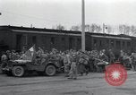 Immagine di Orfani ebraica di Buchenwald lasciando Weimar Weimar in Germania, 1945, secondo 27 filmato di repertorio 65675073866
