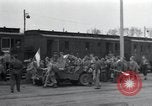 Immagine di Orfani ebraica di Buchenwald lasciando Weimar Weimar in Germania, 1945, secondo 30 filmato di repertorio 65675073866
