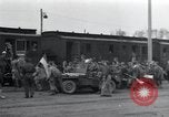Immagine di Orfani ebraica di Buchenwald lasciando Weimar Weimar in Germania, 1945, secondo 31 filmato di repertorio 65675073866