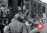 Immagine di Orfani ebraica di Buchenwald lasciando Weimar Weimar in Germania, 1945, secondo 35 filmato di repertorio 65675073866
