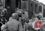 Immagine di Orfani ebraica di Buchenwald lasciando Weimar Weimar in Germania, 1945, secondo 37 filmato di repertorio 65675073866