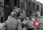 Immagine di Orfani ebraica di Buchenwald lasciando Weimar Weimar in Germania, 1945, secondo 38 filmato di repertorio 65675073866