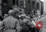 Immagine di Orfani ebraica di Buchenwald lasciando Weimar Weimar in Germania, 1945, secondo 40 filmato di repertorio 65675073866