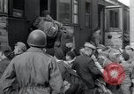 Immagine di Orfani ebraica di Buchenwald lasciando Weimar Weimar in Germania, 1945, secondo 41 filmato di repertorio 65675073866