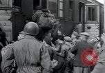 Immagine di Orfani ebraica di Buchenwald lasciando Weimar Weimar in Germania, 1945, secondo 42 filmato di repertorio 65675073866