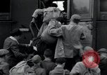 Immagine di Orfani ebraica di Buchenwald lasciando Weimar Weimar in Germania, 1945, secondo 46 filmato di repertorio 65675073866