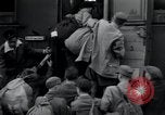 Immagine di Orfani ebraica di Buchenwald lasciando Weimar Weimar in Germania, 1945, secondo 48 filmato di repertorio 65675073866