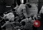 Immagine di Orfani ebraica di Buchenwald lasciando Weimar Weimar in Germania, 1945, secondo 50 filmato di repertorio 65675073866