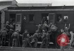 Immagine di Orfani ebraica di Buchenwald lasciando Weimar Weimar in Germania, 1945, secondo 51 filmato di repertorio 65675073866