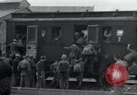 Immagine di Orfani ebraica di Buchenwald lasciando Weimar Weimar in Germania, 1945, secondo 53 filmato di repertorio 65675073866