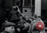 Immagine di Orfani ebraica di Buchenwald lasciando Weimar Weimar in Germania, 1945, secondo 61 filmato di repertorio 65675073866