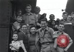 Immagine di Orfani ebraica da Buchenwald Campo di Concentramento seconda guerra mondiale Weimar in Germania, 1945, secondo 30 filmato di repertorio 65675073867