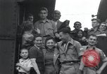 Immagine di Orfani ebraica da Buchenwald Campo di Concentramento seconda guerra mondiale Weimar in Germania, 1945, secondo 32 filmato di repertorio 65675073867