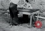 Immagine di Prigionieri di camp Belgio, 1945, secondo 55 filmato di repertorio 65675073888