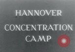 Standbild Gefangenen des Lagers Hannover Deutschland, 1945, aus Sekunde 1 historischem Filmmaterial Videoclip 65675073890
