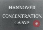 Standbild Gefangenen des Lagers Hannover Deutschland, 1945, aus Sekunde 3 historischem Filmmaterial Videoclip 65675073890