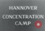 Standbild Gefangenen des Lagers Hannover Deutschland, 1945, aus Sekunde 4 historischem Filmmaterial Videoclip 65675073890