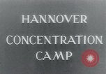 Standbild Gefangenen des Lagers Hannover Deutschland, 1945, aus Sekunde 6 historischem Filmmaterial Videoclip 65675073890