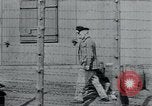Standbild Gefangenen des Lagers Hannover Deutschland, 1945, aus Sekunde 8 historischem Filmmaterial Videoclip 65675073890