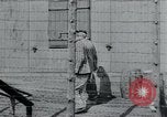 Standbild Gefangenen des Lagers Hannover Deutschland, 1945, aus Sekunde 9 historischem Filmmaterial Videoclip 65675073890