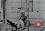 Standbild Gefangenen des Lagers Hannover Deutschland, 1945, aus Sekunde 10 historischem Filmmaterial Videoclip 65675073890
