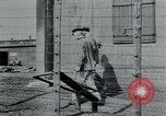 Standbild Gefangenen des Lagers Hannover Deutschland, 1945, aus Sekunde 11 historischem Filmmaterial Videoclip 65675073890
