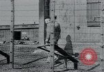 Standbild Gefangenen des Lagers Hannover Deutschland, 1945, aus Sekunde 12 historischem Filmmaterial Videoclip 65675073890