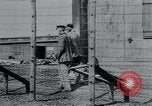 Standbild Gefangenen des Lagers Hannover Deutschland, 1945, aus Sekunde 13 historischem Filmmaterial Videoclip 65675073890