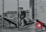 Standbild Gefangenen des Lagers Hannover Deutschland, 1945, aus Sekunde 14 historischem Filmmaterial Videoclip 65675073890