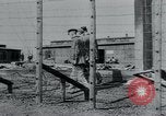 Standbild Gefangenen des Lagers Hannover Deutschland, 1945, aus Sekunde 15 historischem Filmmaterial Videoclip 65675073890