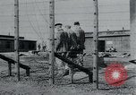 Standbild Gefangenen des Lagers Hannover Deutschland, 1945, aus Sekunde 16 historischem Filmmaterial Videoclip 65675073890