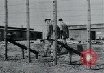 Standbild Gefangenen des Lagers Hannover Deutschland, 1945, aus Sekunde 17 historischem Filmmaterial Videoclip 65675073890