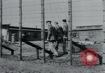Standbild Gefangenen des Lagers Hannover Deutschland, 1945, aus Sekunde 18 historischem Filmmaterial Videoclip 65675073890