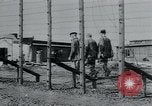 Standbild Gefangenen des Lagers Hannover Deutschland, 1945, aus Sekunde 19 historischem Filmmaterial Videoclip 65675073890