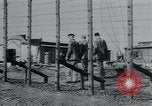 Standbild Gefangenen des Lagers Hannover Deutschland, 1945, aus Sekunde 20 historischem Filmmaterial Videoclip 65675073890