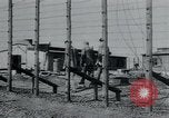 Standbild Gefangenen des Lagers Hannover Deutschland, 1945, aus Sekunde 21 historischem Filmmaterial Videoclip 65675073890
