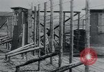 Standbild Gefangenen des Lagers Hannover Deutschland, 1945, aus Sekunde 22 historischem Filmmaterial Videoclip 65675073890