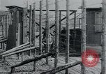 Standbild Gefangenen des Lagers Hannover Deutschland, 1945, aus Sekunde 23 historischem Filmmaterial Videoclip 65675073890